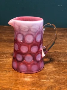 Jarra crema vidrio artístico Fenton rosa arándano opalescente moneda lunares 4" - Imagen 1 de 9