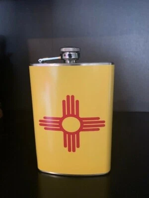 Frasco de acero inoxidable de 8 onzas con envoltura de bandera de Nuevo México - 25446 Foto 1 de 2