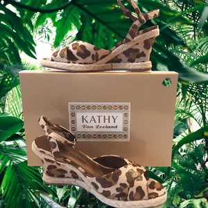 Nuovo sandalo espadrillas Kathy Van Zeeland Kelly zeppa taglia 6,5 M stampa leopardata - Foto 1 di 13