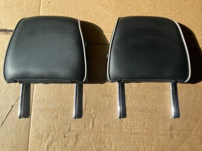 2019-22 DODGE RAM 1500 LARAMIE CREW CONJUNTO DE ENCOSTO DE CABEÇA DOBRÁVEL DE COURO PRETO TRASEIRO FABRICANTE DE EQUIPAMENTO ORIGINAL - Imagem 1 de 4