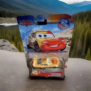 DISNEY PIXAR.. LIGHTNING MCQUEEN.. CAMBIA COLORE.. 2 IN 1.. JHG25 - Foto 1 di 4