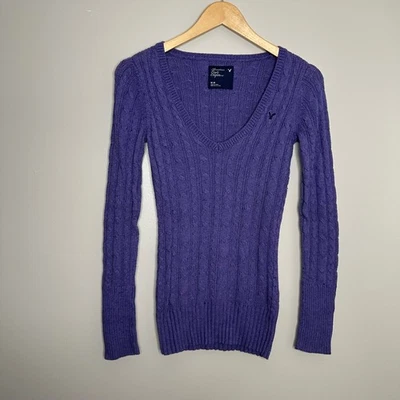 Suéter para mujer American Eagle Outfitters púrpura tejido con cable cuello en V talla M Y2K Foto 1 de 4