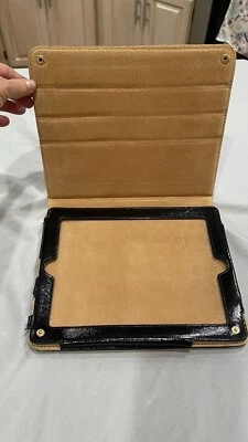 "Funda tipo folio abatible para iPad de cuero negra Tory Burch con plumero 9,5"" H X 8"" W" Foto 1 de 4