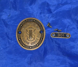 INSIGNIAS CON ALFILERES PARA MÁQUINAS DE COSER CANTANTE 301 EN BUEN ESTADO COLOR NEGRO CALCOMANÍA - Imagen 1 de 2