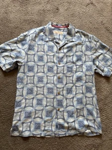 EUC Men’s Blue Patterned SILK Short Sleeve TOMMY BAHAMA Button Up Shirt MEDIUM - Picture 1 of 3