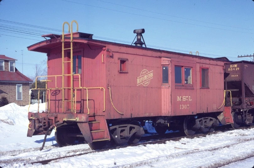 CNW 1305 CABOOSE MARINETTE WI (NORTH WESTERN) 原装幻灯片 02-67 T21-2 — 第 1/1 张图片