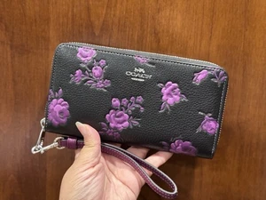 Portafoglio Coach lungo con zip e stampa floreale CCL36 nero/viola nuovo con etichetta - Foto 1 di 11