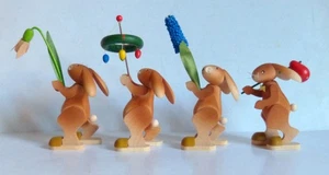 ERZI 4 HASEN OSTERHASEN MIT BLUMEN + OSTERBAUM ERZGEBIRGE - Bild 1 von 7