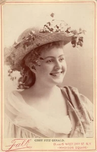 STRAHLENDE SCHAUSPIELERIN: CISSY FITZ GERALD (EINES DER GAIETY GIRLS) - Bild 1 von 3