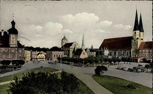 Postal Altötting Bayern Color años 50 vista de la plaza de la capilla ayuntamiento - Imagen 1 de 2