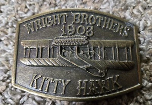 Fibbia per cintura vintage Wright Brothers Kitty Hawk 1903 ottone metallo 3”x 2,25” - Foto 1 di 2