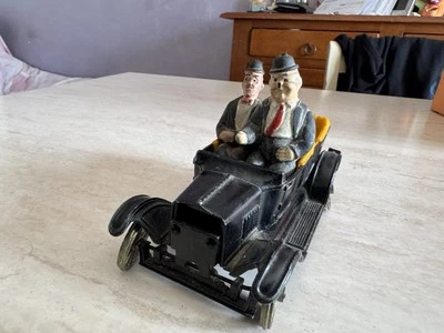 MODELLINO AUTO FORD G 30 POLITOYS STANLIO E OLLIO SCALA 1:25 DA COLLEZIONE - Immagine 1 di 4