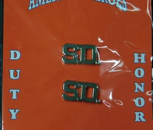 "Juego de dispositivos de clavijas de cuello de oficial de seguridad SO placa de plata letra recortada P2519 1/2" - Imagen 1 de 2