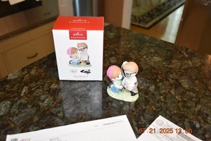 Buzón de porcelana Carl & Ellie 2025 Hallmark Disney Pixar Precious Moments "Up" - Imagen 1 de 4