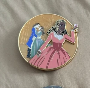 Seltene Broadway Hamilton Peggy Schuyler Jumbo Fantasy Pin LE 40 Pin On Pin - Bild 1 von 2