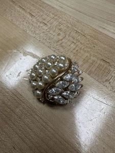 Broche prendedor de diamantes de imitación de perlas de imitación tono dorado racimo redondo hoja de marquesa disfraz - Imagen 1 de 3