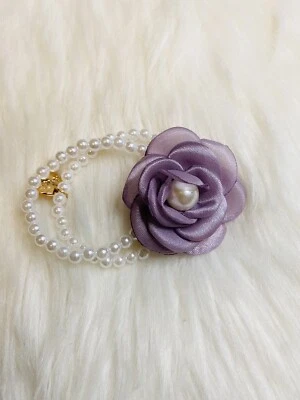 Corbata elástica con flores de camelia y perlas púrpura nueva hecha a mano Foto 1 de 2