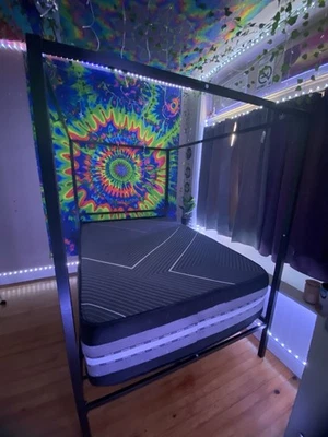 Marco de cama con dosel a la venta, en buen estado, tamaño completo, colchón no incluido. Foto 1 de 3