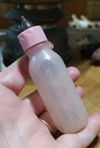 Bambola di plastica vintage Mae Marie accessorio biberon latte. Rosa - Foto 1 di 5