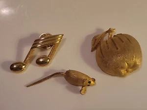 Menge 3 Vintage goldfarbene Pins/Brosche BSK Apple JJ Musik Note Maus mit Schwanz - Bild 1 von 13
