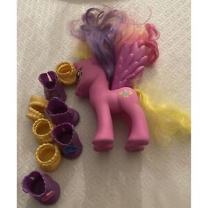 My Little Pony PINKY PIE licorne bottes violettes et sandales jaunes incluses