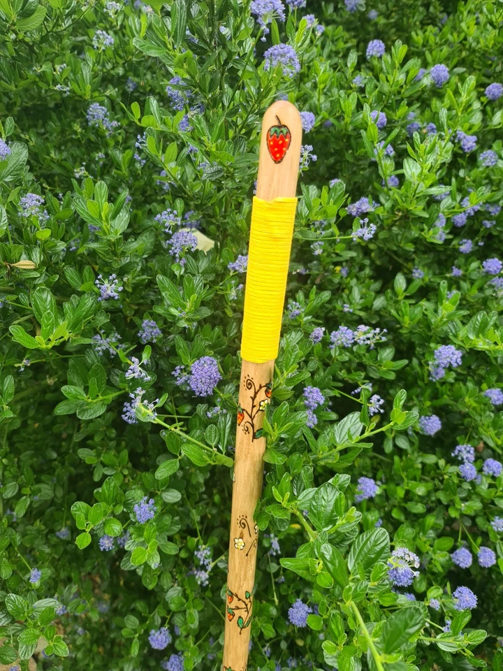 Bastón de madera hecho a mano fresas pintadas florales 45 pulgadas Foto 1 de 4