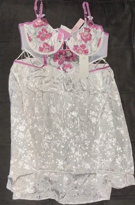 Victoria’s Secret FOR LOVE & LEMONS🌸Vestido Floral Sin Mangas Blanco Grande $149 Foto 1 de 4