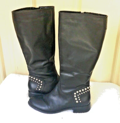 Guess Mujer Botas Altas 16.5 Pulgadas Tacón 10M1.1/4 Pulgadas Cuero Negro Detalle Tachuelas/Tacón Foto 1 de 4