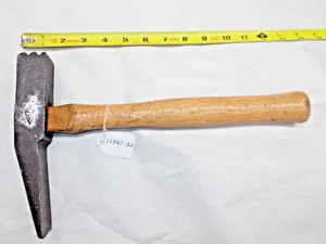 VULCAN Vintage Bricklayers, Stone Masons Brushing Hammer, 2 lbs. 12 oz., USA - Picture 1 of 7