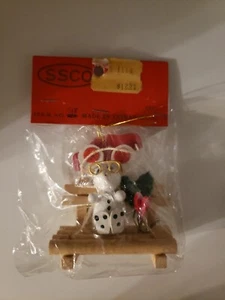 Vintage SSCO Wooden Christmas Ornament Mouse on a Bench NEW - Picture 1 of 5
