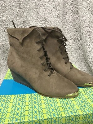 Hot In Hollywood Wedge Boots Silver Accents Khaki Sueded Size 8 New Booties — 第 1/4 张图片