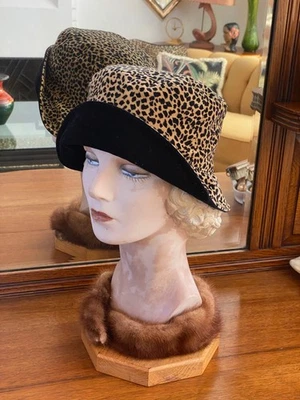 Nuevo sin etiquetas Sombrero de cubo para mujer Flapper Cloche talla única estampado de leopardo y terciopelo negro Foto 1 de 4