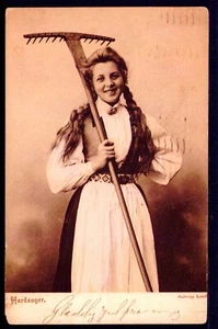 Pretty Lady With Rake - Haranger - Solveig Lund - Publ. Noruega 1906 - Imagen 1 de 3