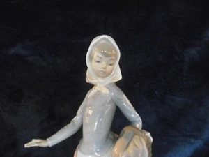 NAO FIGUR MÄDCHEN MIT IHREM HUND UND PICKNICKKORB, 10 ZOLL GROSS - Bild 1 von 7