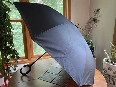 Paraguas ShedRain UnbelievaBrella cierre inverso negro y rojo Foto 1 de 4