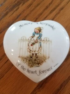 ❤️ Vintage 1974 Holly Hobbie Heart Porcelain Keepsake Trinket Box - Picture 1 of 8