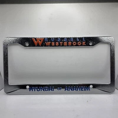 Marco de matrícula de plástico plateado Hyundai Of Anaheim Russell Westbrook Foto 1 de 2
