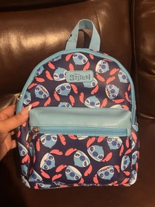 Mini mochila Disney Stitch con correas ajustables y bolsillo frontal con cremallera - Imagen 1 de 7