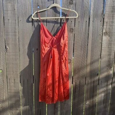 Vestido mini de seda coral Bebe sin cordones con tirantes profundos en la espalda talla mediana Foto 1 de 4
