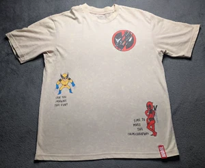 Camiseta Gráfica Deadpool & Wolverine Marvel Pequeña Beige Diseño Divertido - Imagen 1 de 8