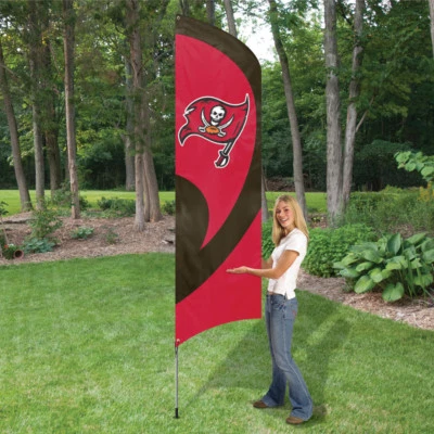 BANDERA DEL EQUIPO TAMPA BAY BUCCANEERS 8,5 PIES DE ALTURA 11,5' POSTE SIGN BANNER PUERTA TRASERA  Foto 1 de 2