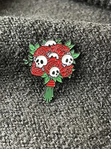 Skull Red Roses Bouquet Metal Enamel Pin Badge Gothic Emo Flowers - Picture 1 of 3