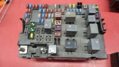 Caja de relés caja de fusibles sin paquete de remolque para 07-09 EQUINOX 831028 Foto 1 de 4