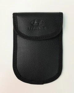 Estuche tipo billetera con llave RFID Hyundai - Imagen 1 de 4