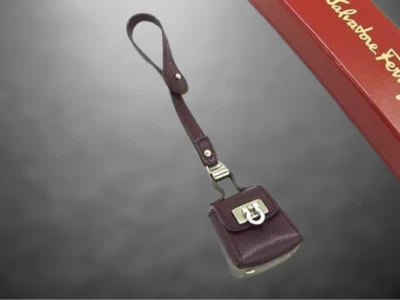 Salvatore Ferragamo Gancini Cuero Púrpura Correa Llavero Mujer Plata Herrajes Foto 1 de 3