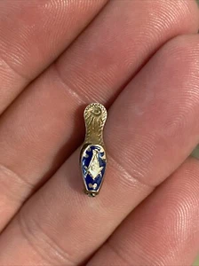 Vintage 1940’s Masonic All Seeing Eye Gold Slipper w/ Blue Emailled Lapel Pin - Bild 1 von 17