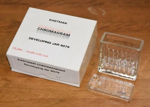 Tarro de desarrollo cromagrama de vidrio vintage KODAK EASTMAN Alemania Occidental 6079 ¡con caja! - Imagen 1 de 11