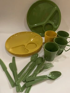 Vintage Kunststoff Picknick Camping 8 Teller Tabletts 4 Tassen Utensilien gelb grün - Bild 1 von 8