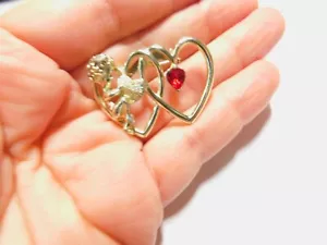 Broche Querubín Único De Colección De Metal Doble Corazón Estrás Rojo Tono Dorado - Imagen 1 de 4