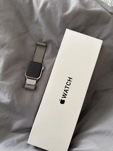 Apple Watch SE 3 2025 GPS 40mm Starlight Milanaisearmband Aluminium - Bild 1 von 14